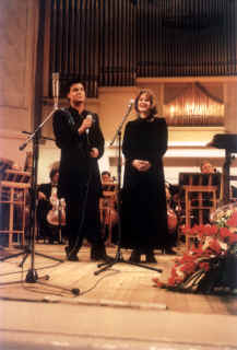 Солистка ГАБТ Маргарита Маруна (в прошлом - солистка группы «Мираж» Маргарита Суханкина) и Юлиан исполняют песню «Старый клён».